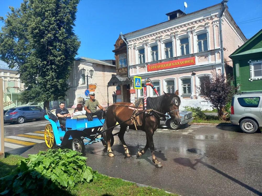 Путешествие в сердце народных промыслов: Семенов и Городец.