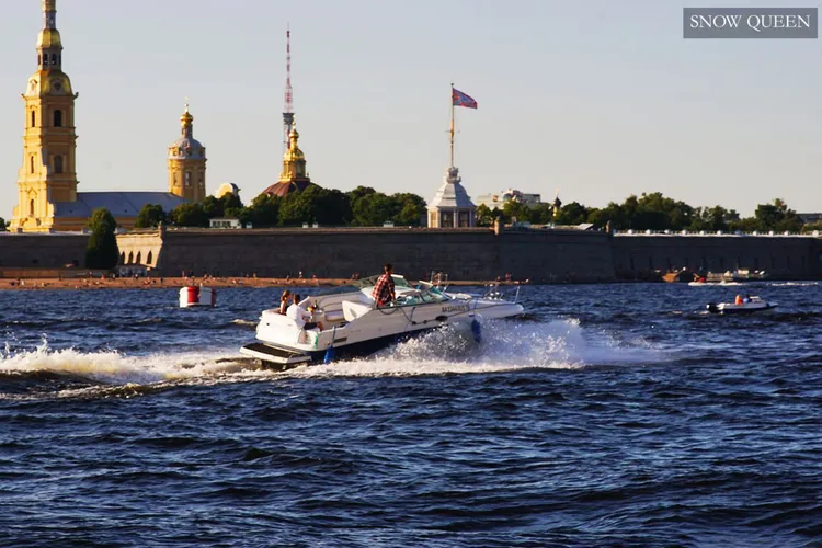 Ночное свидание с Петербургом на катере