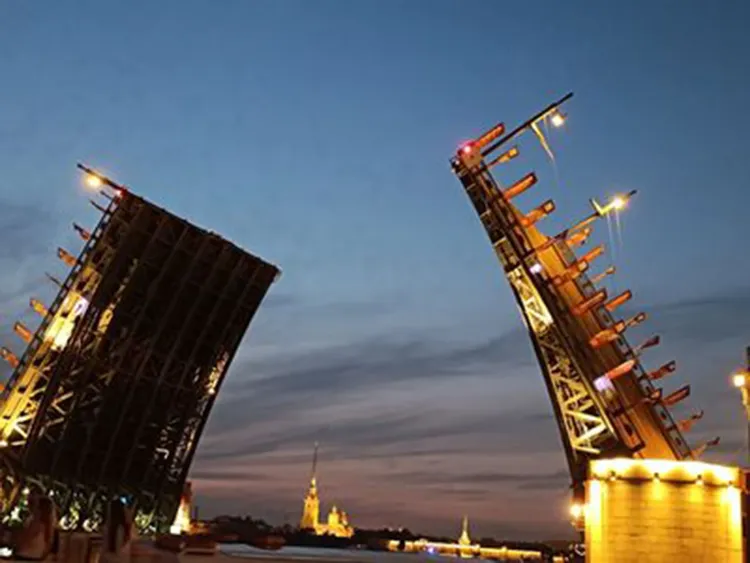 Ночное свидание с Петербургом на катере