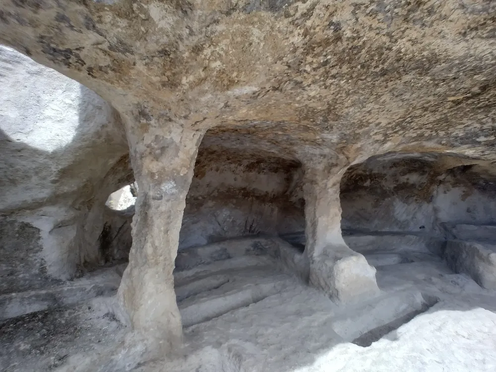 Город в скалах Эски-Кермен: тайны неприступной крепости 