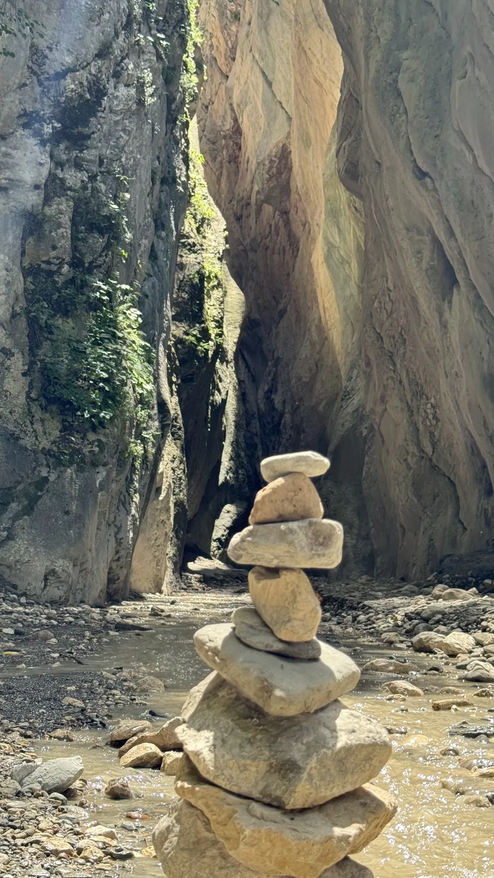 Экскурсия в Карадахскую теснину и «язык тролля» из Каспийска