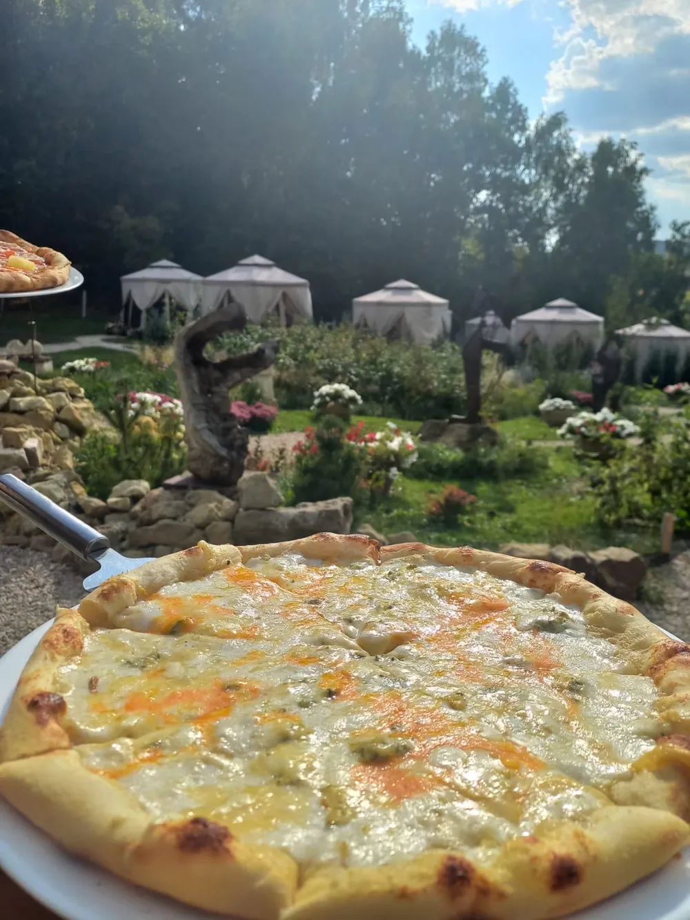 Уникальная гастроэкскурсия по Саду Неправильных скульптур Юрия Карамзина с дегустацией сыров! 