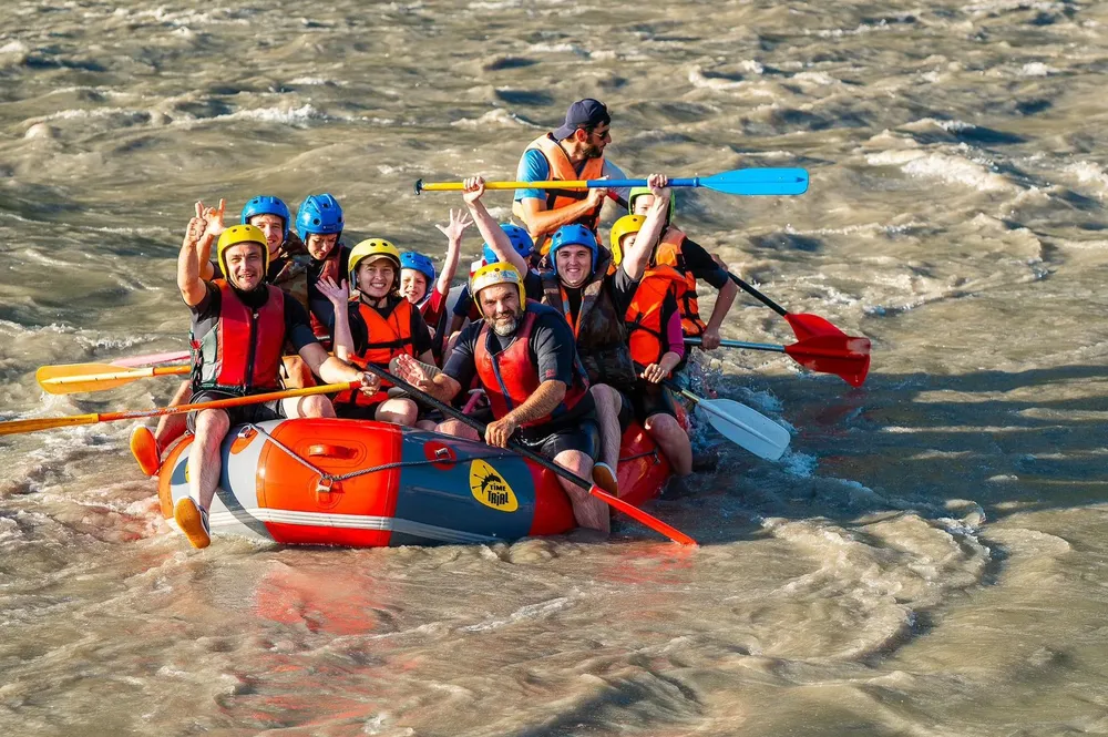 Укротите стихию и зарядитесь адреналином на рафтинге!