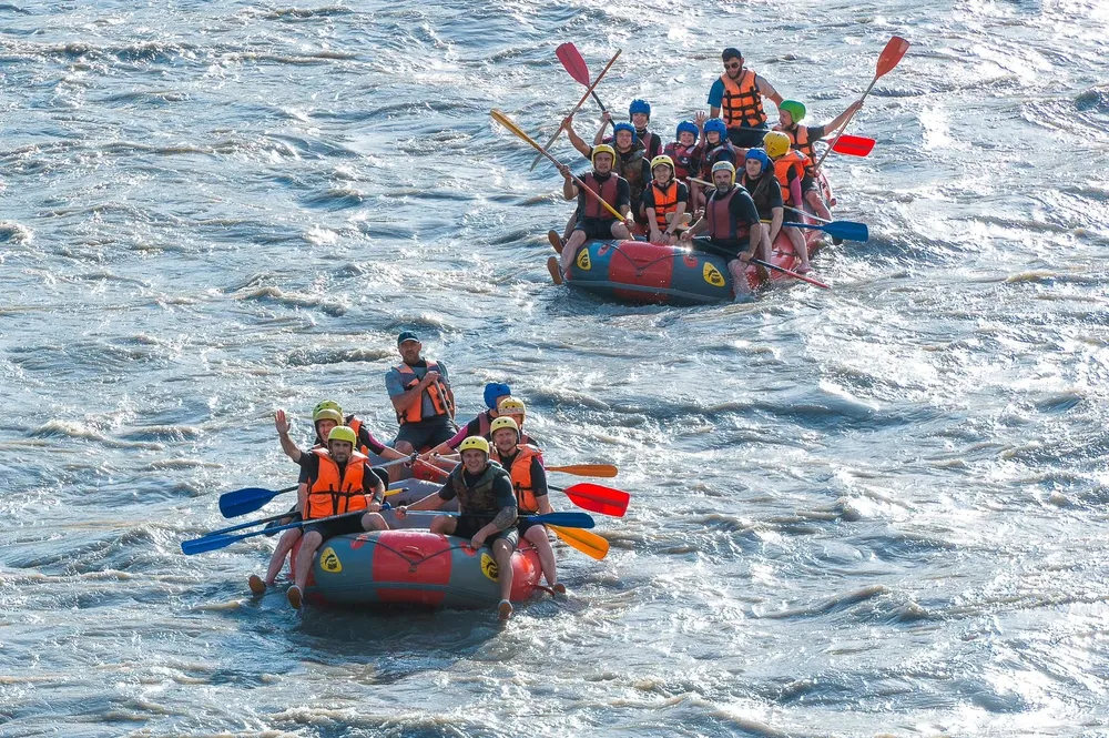 Укротите стихию и зарядитесь адреналином на рафтинге!