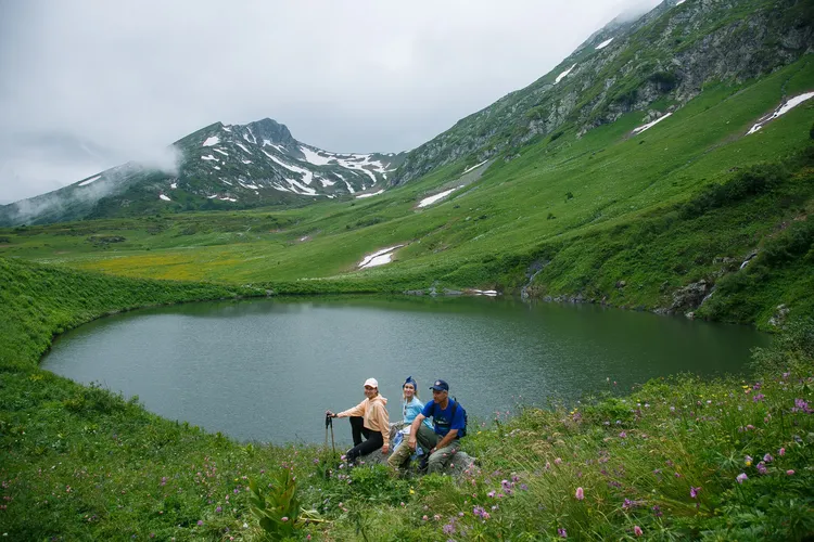 Ночь на Бзерпинском карнизе под звёздами: впечатляющие закаты и яркие эмоции