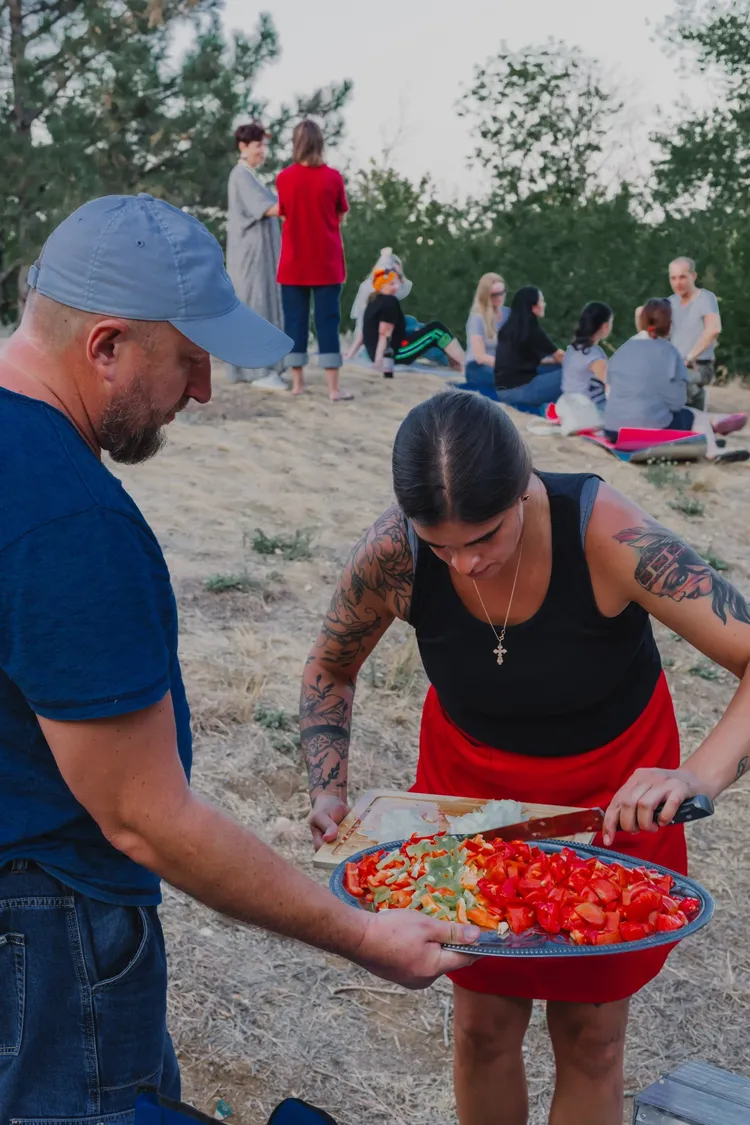 Душевный вечер у реки с гитарой
