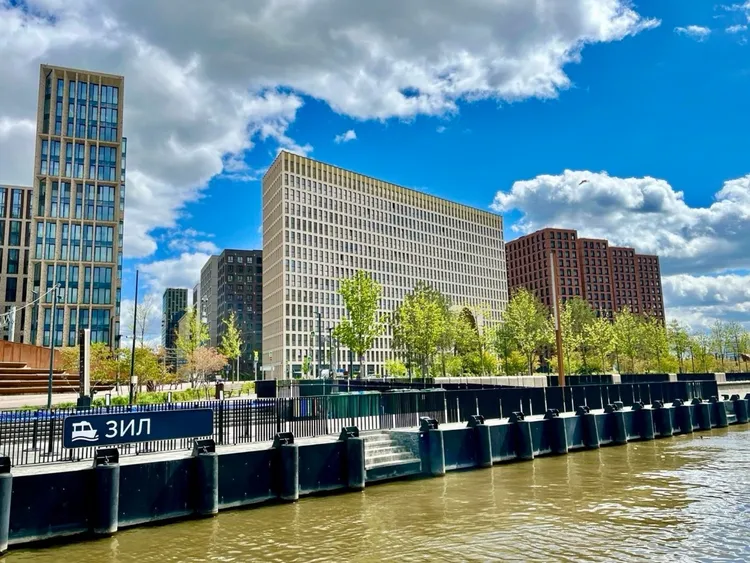 Берега силы: святыни и заводы у воды