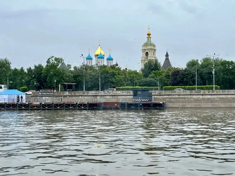 Берега силы: святыни и заводы у воды