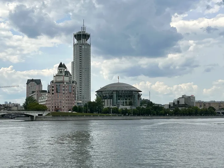 Берега силы: святыни и заводы у воды