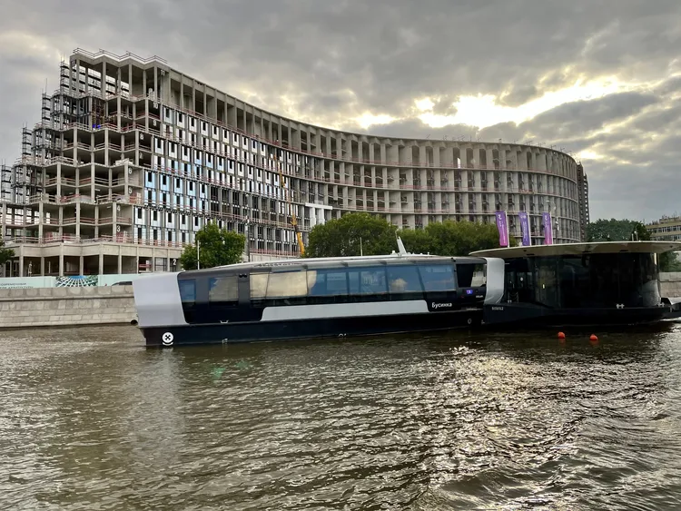 Берега силы: святыни и заводы у воды