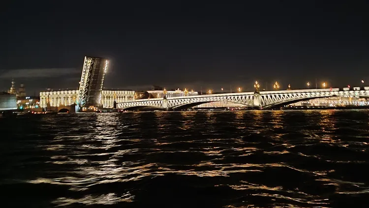Ночное свидание с Петербургом на катере