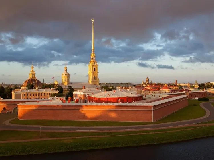 Петропавловская крепость, царская усыпальница и петербургская бастилия
