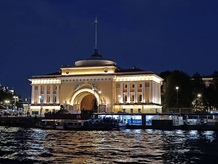 Ночное свидание с Петербургом на катере