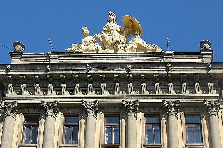 Меж двух площадей — 