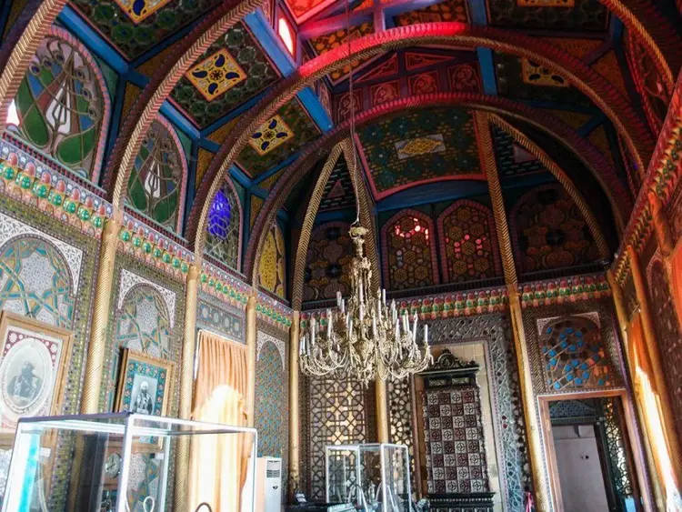 Восточный колорит, сырая глина, дивные орнаменты и яркие павлины: легендарный дворец Эмира и мастерская гончаров