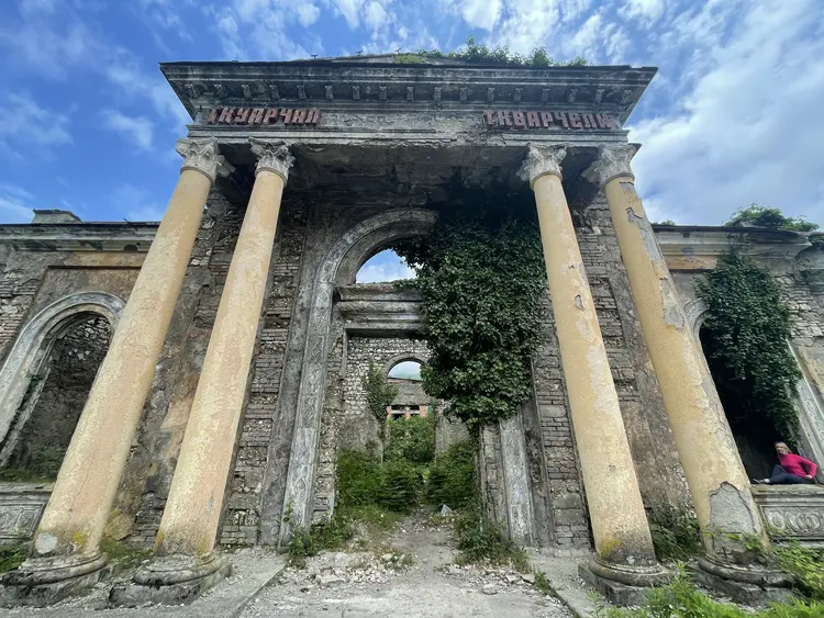12 часов драйва в солнечной Абхазии: города-призраки и термальные источники. Выезд из Сочи