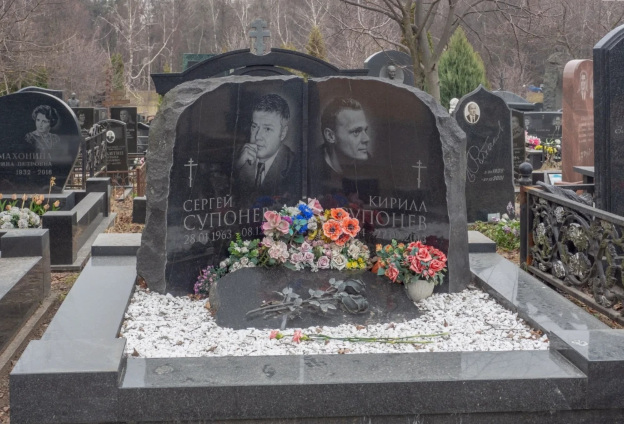 Аллея звёзд: авторская прогулка по Троекуровскому кладбищу
