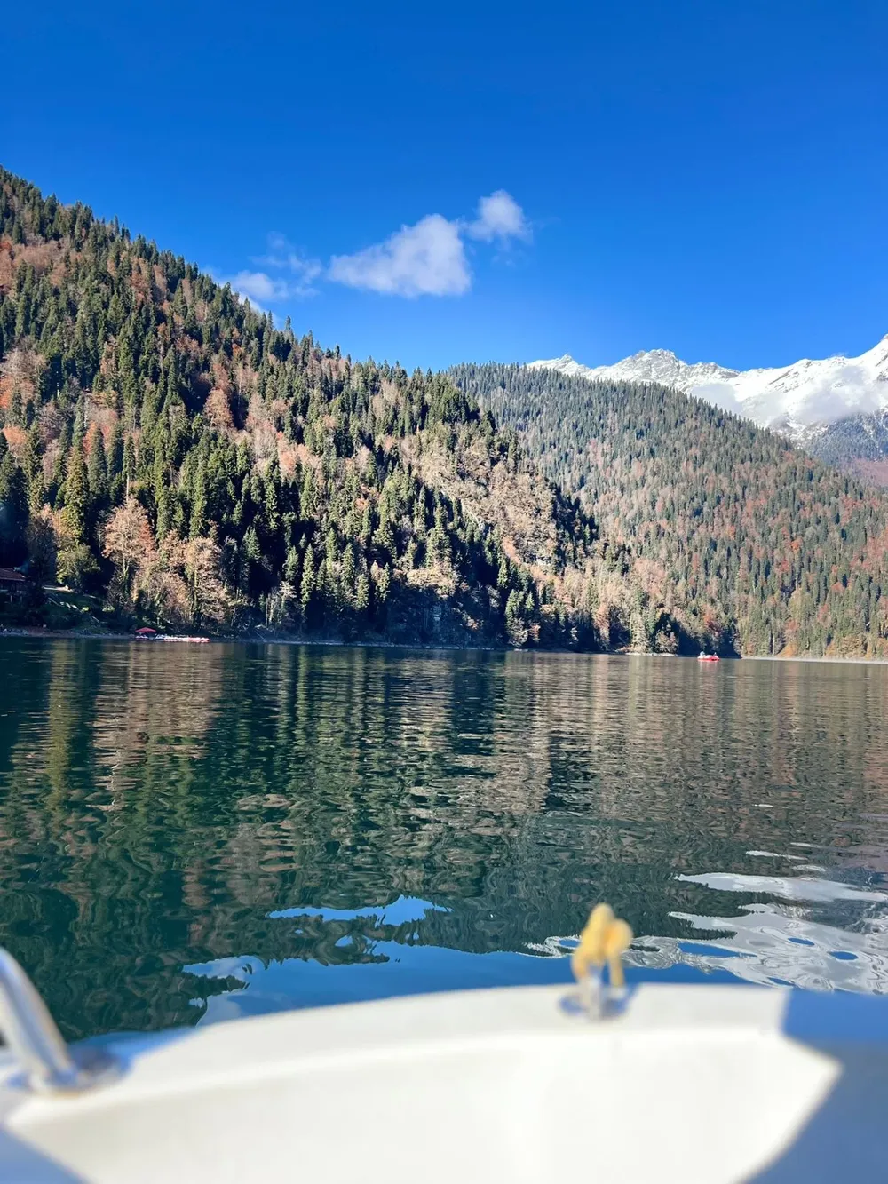 От морского прибоя до высокогорного озера Рица за один день!