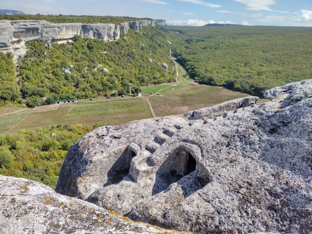 Город в скалах Эски-Кермен: тайны неприступной крепости