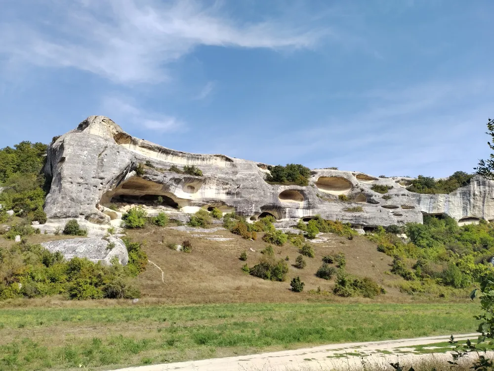 Город в скалах Эски-Кермен: тайны неприступной крепости 