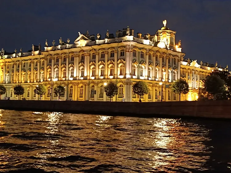 Ночное свидание с Петербургом на катере