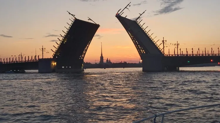 Ночное свидание с Петербургом на катере