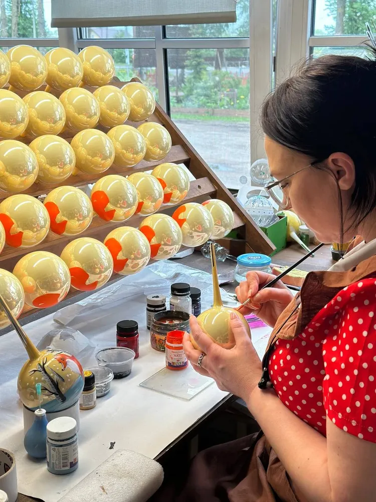 Экскурсия и мастер-класс по росписи стеклянных игрушек