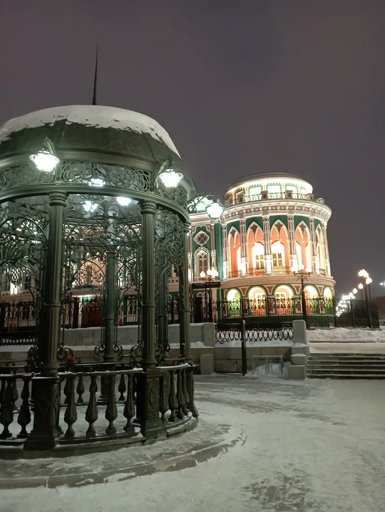 Вечернее сияние Екатеринбурга: обзорная экскурсия с душевными историями