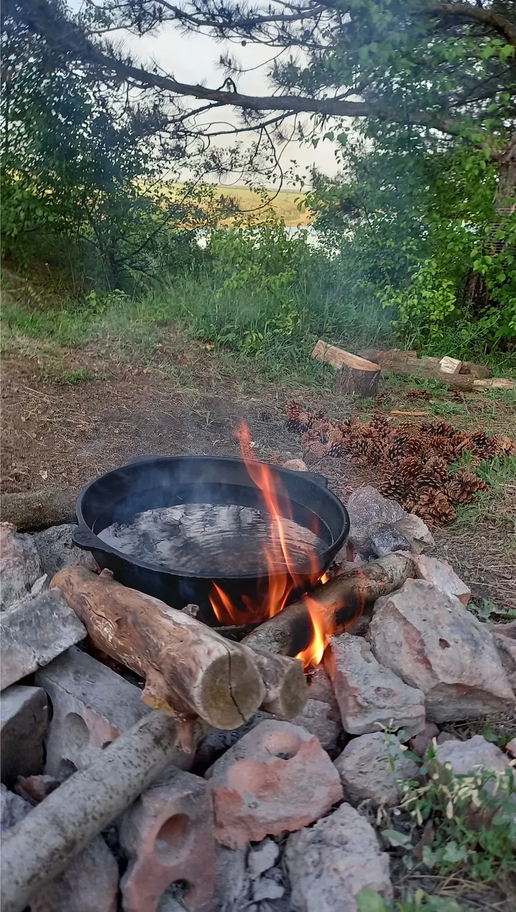 Душевный вечер у реки с гитарой