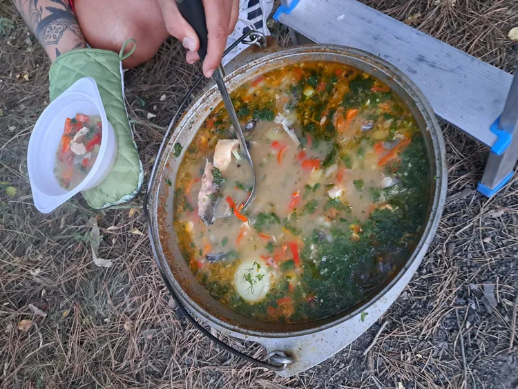 Душевный вечер у реки с гитарой