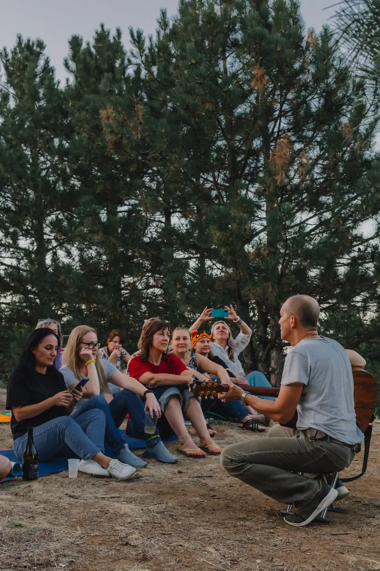 Душевный вечер у реки с гитарой