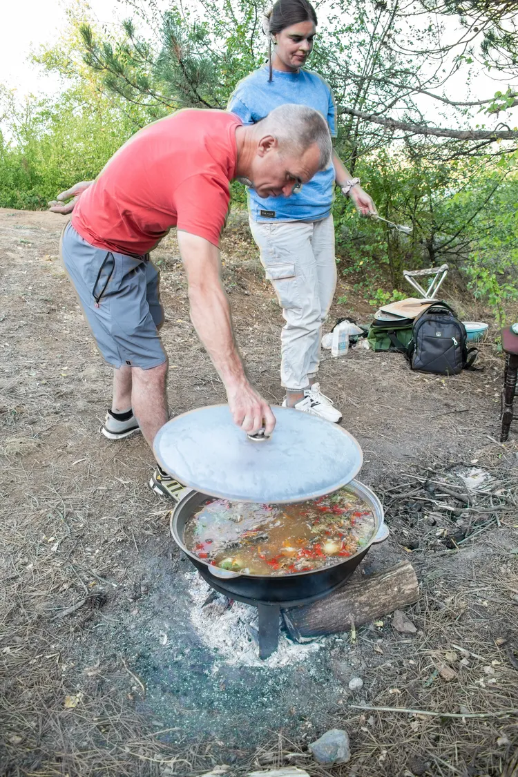 Душевный вечер у реки с гитарой