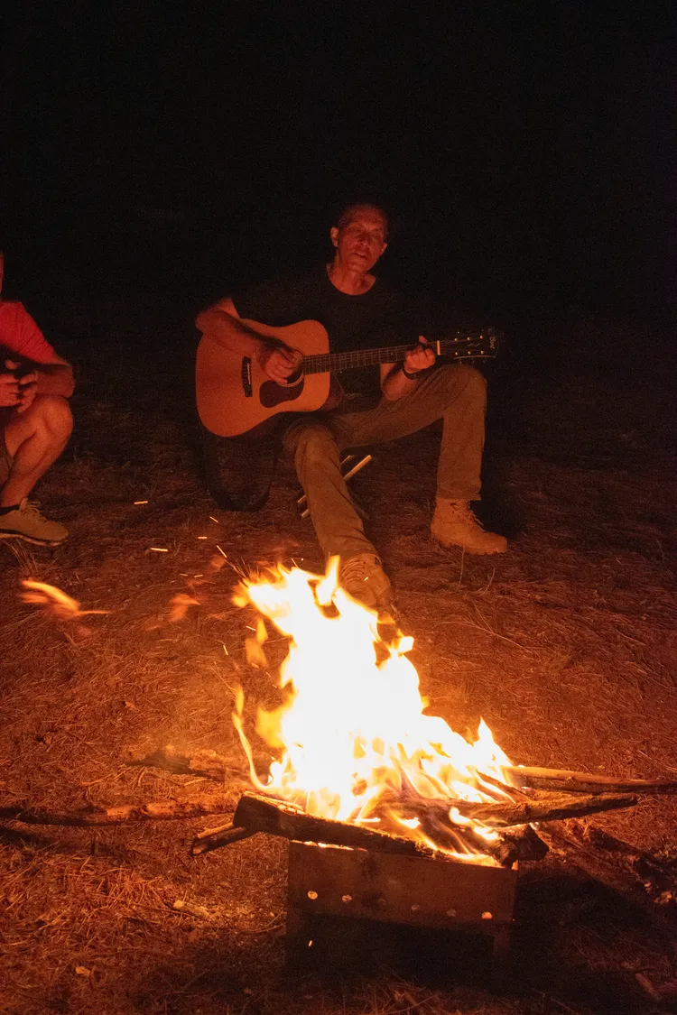 Душевный вечер у реки с гитарой