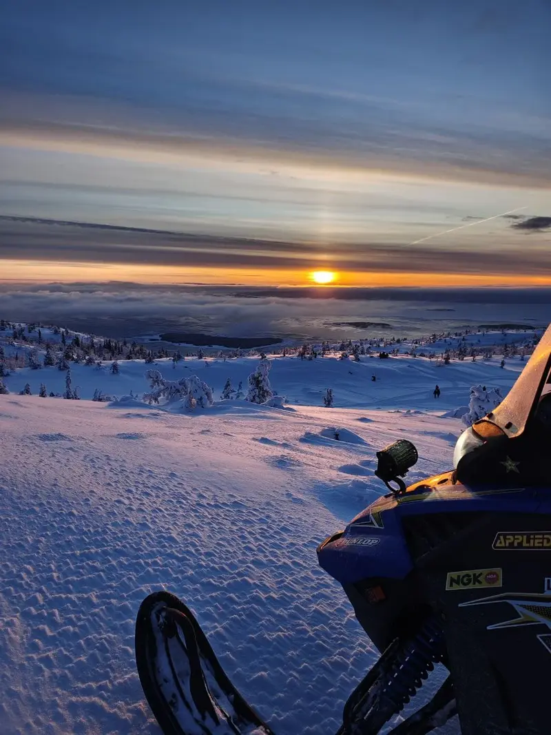 Зимняя сказка Кандалакши: прогулка на снегоходах по живописным сопкам