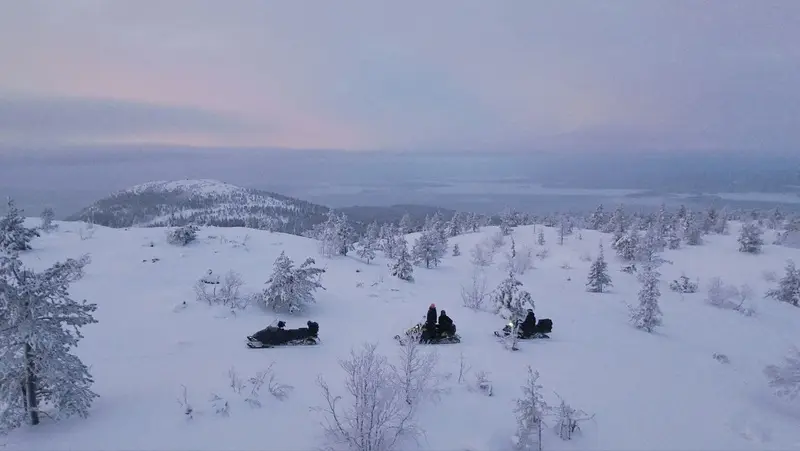 Зимняя сказка Кандалакши: прогулка на снегоходах по живописным сопкам