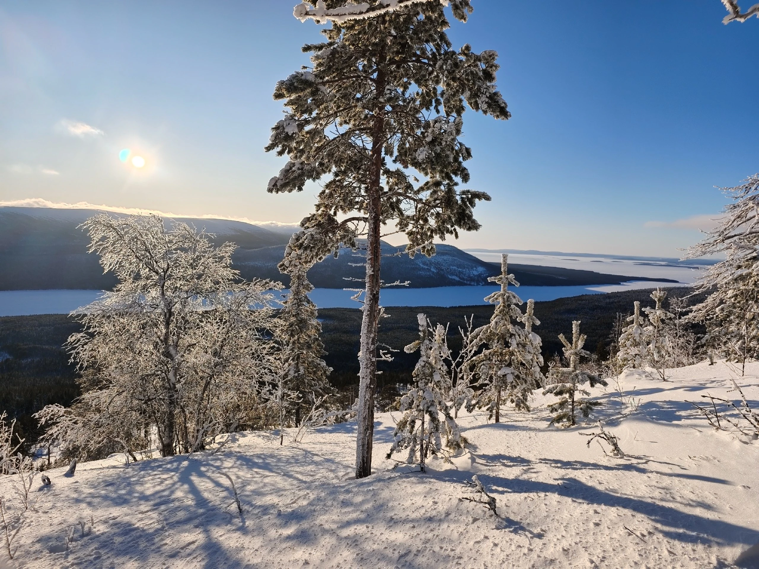 Зимняя сказка Кандалакши: прогулка на снегоходах по живописным сопкам
