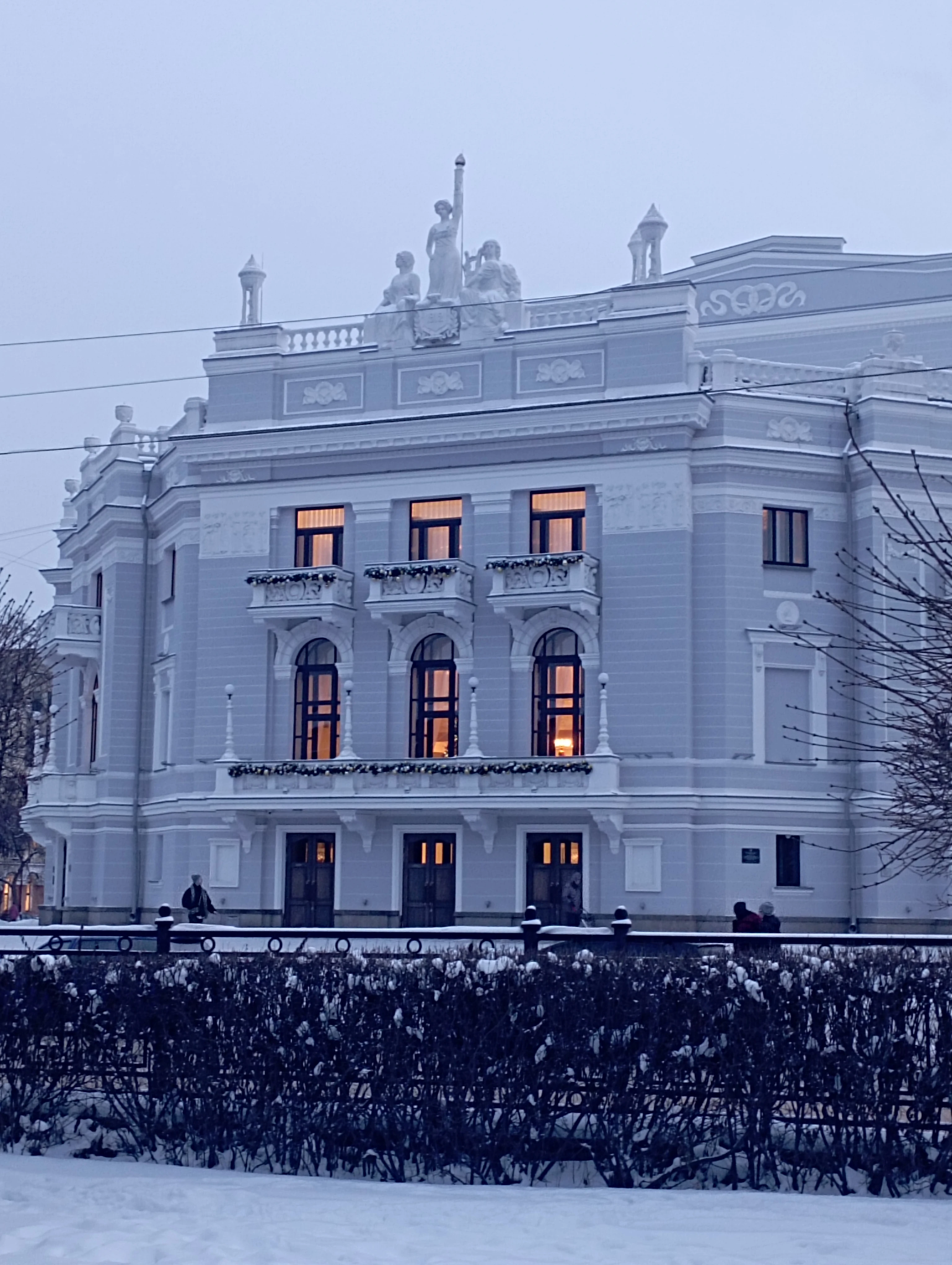 Вечерняя сказка Екатеринбурга: когда небоскребы превращаются в драгоценные камни